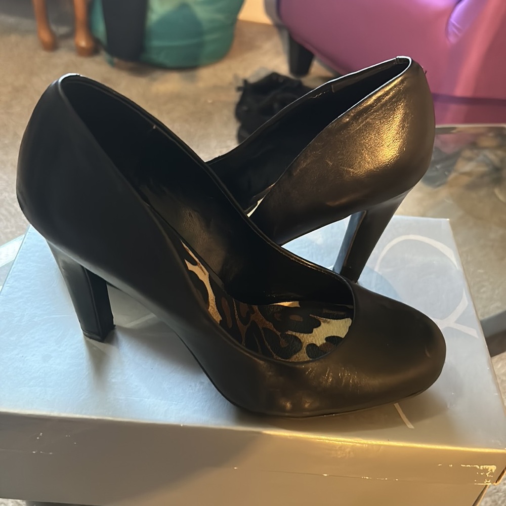 Black Jessica Simpson Pumps - Picture 3 of 4